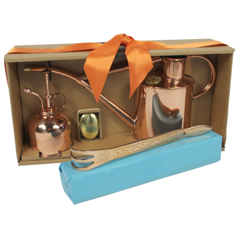 Für Blumenfreund*innen: Gießkanne, Pflanzensprüher und Blumenkralle